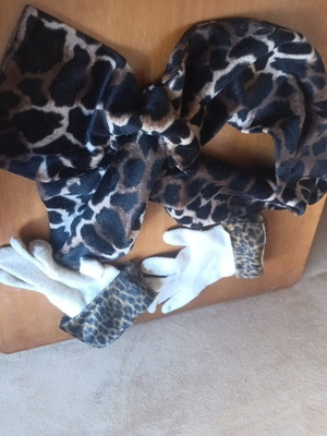 Gloves and velvet scarf like new with leopard pattern