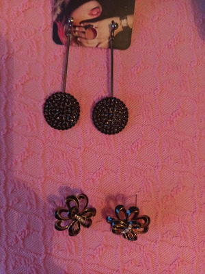 Earrings like new, two pairs black and gold-colored
