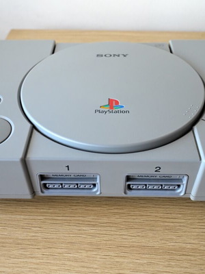 Sony PlayStation 1 SCPH-7002 Fat конзола употребявана с 2 контролера и карта памет