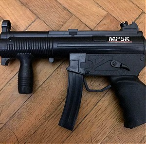 παλαιό παιδικό παιχνίδι - όπλο MP5K με φως (παίρνει μπαταρίες)