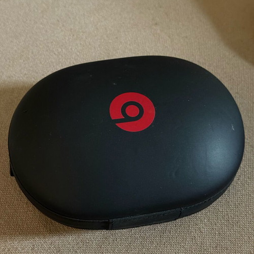 Beats headphone carry case like new for wireless headphones