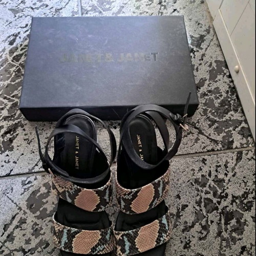 Janet & Janet platform sandals new, size 39, black and silver