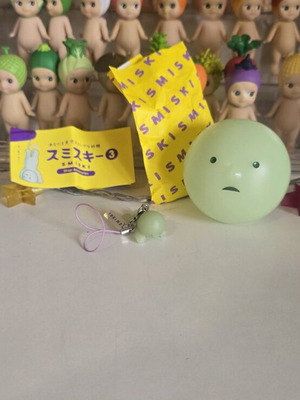Smiski Peeking keychain from Strap Accessories Series 3 like new
