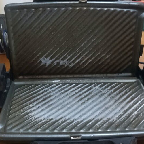 Crown grill toaster used with removable plates