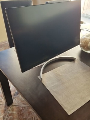 LG 27uk600 27-Inch 4K IPS HDR Monitor like new
