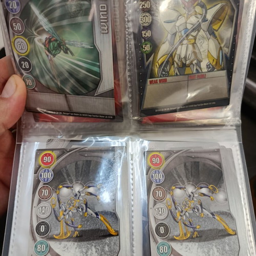 Άλμπουμ Bakugan με 40 κανονικές και μεταλλικές κάρτες