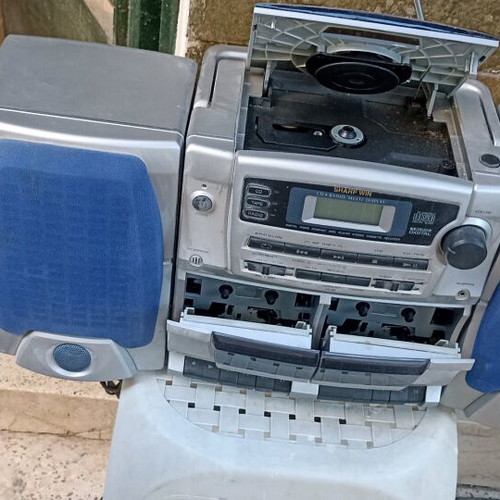 Radio CD used with detachable speakers and cassette
