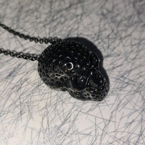 Black necklace with pendant skull like new