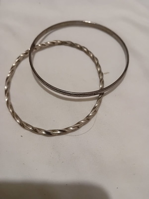 Bracelets pack of two, like new, silver color
