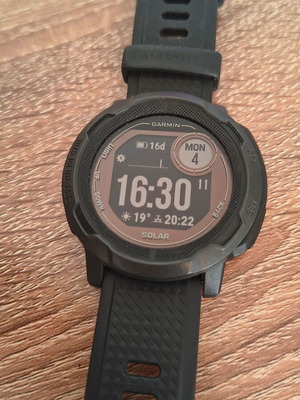Garmin Instinct 2 Solar μεταχειρισμένο με 3 λουράκια και φορτιστή