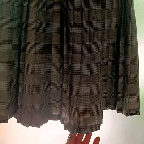 Chic gray plaid pleated skirt like new, size S