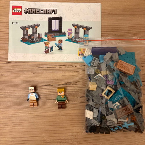 Lego Minecraft set 21252 The Armory like new