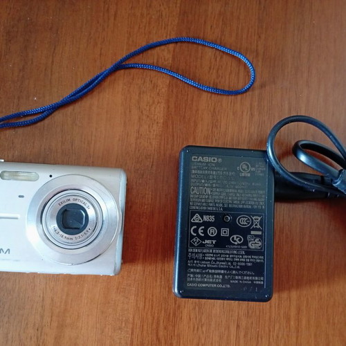 Casio EX-Z6 6.0 MP camera used with original charger