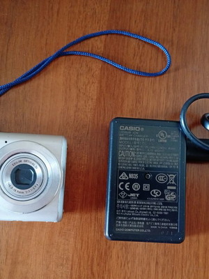 Casio EX-Z6 6.0 MP camera used with original charger
