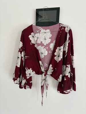 Floral shirt with sleeve openings