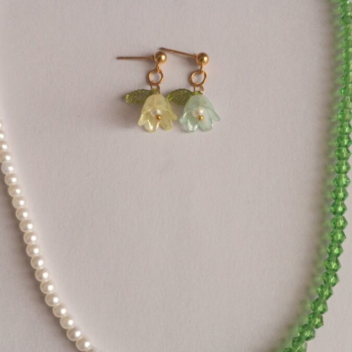 Jewelry set new with white and light green beads necklace and earrings