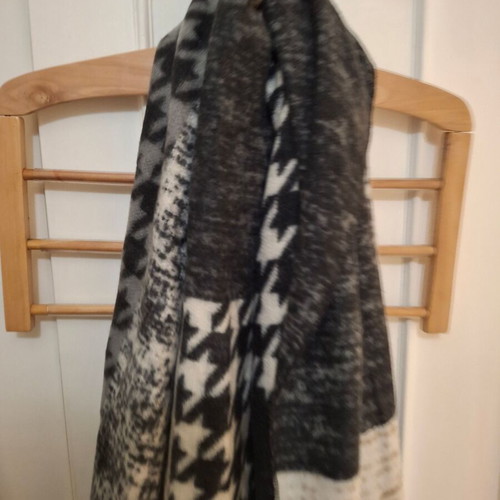Scarf like new, white and gray