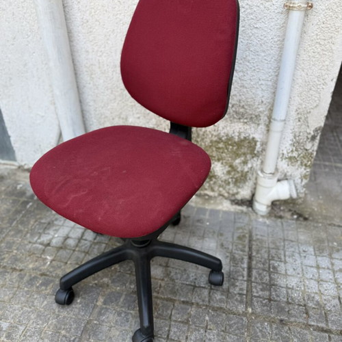 Κόκκινη υφασμάτινη καρέκλα γραφείου με ροδάκια