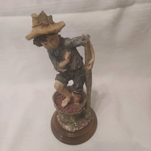 Decorative figures like new, Italian porcelain with wooden base