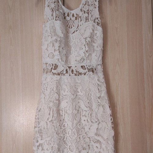 Lace dress with back opening like new, size M