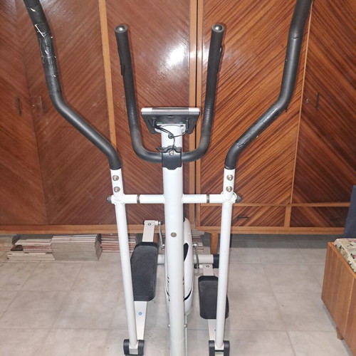 Elliptical fitness machine like new with magnetic resistance