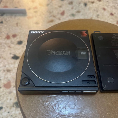 Sony Discman D-100 with battery pack used, missing play button