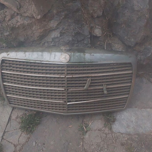 Mercedes 115D-200D parts used, 2 headlights, 2 manual mirrors, grille