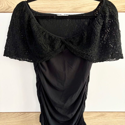 Bodycon top black like new with lace and short sleeves