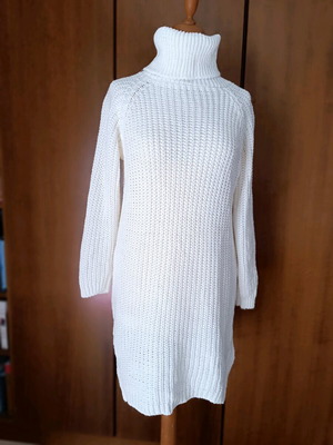 Knitted long white pullover like new
