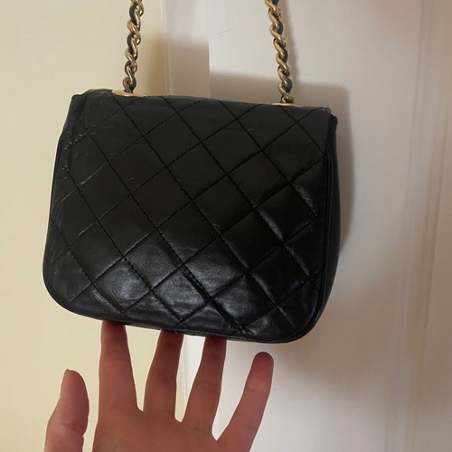 Shoulder bag used with black chain detail