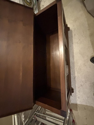 Κασέλα έπιπλο από ξύλο καρυδιάς σαν καινούργιο, ξυλόγλυπτη με χώρο αποθήκευσης