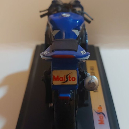 Yamaha YZF-R1 Maisto 1:18 model motorcycle like new