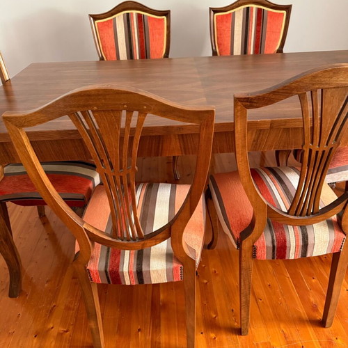 Walnut dining table set like new with 4 armchairs and 2 chairs