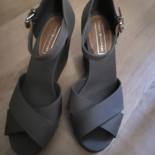 Tommy Hilfiger khaki platform sandals size 38 like new