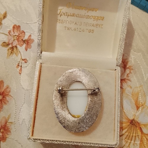 Vintage Victorian style romantic brooch, 4 cm length, with box