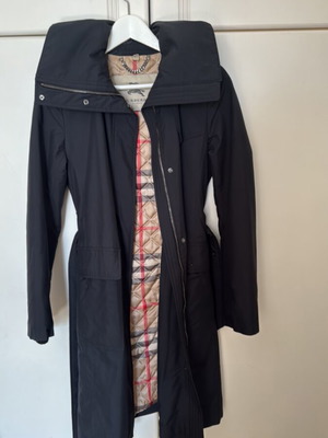 Burberry women's trench coat black like new, waterproof