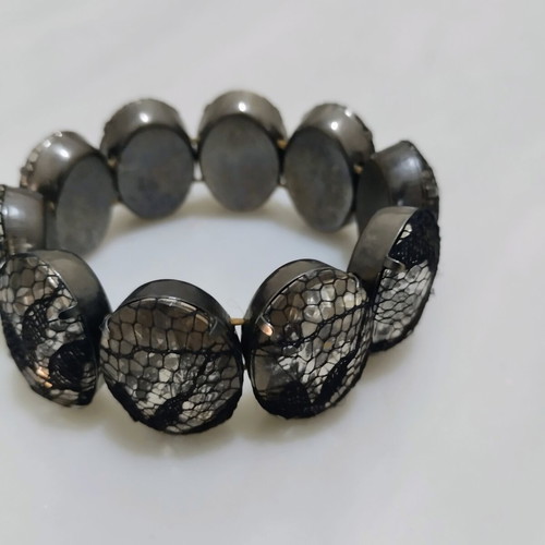 Vintage style bracelet with large rhinestones and lace, elastic