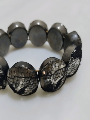 Vintage style bracelet with large rhinestones and lace, elastic