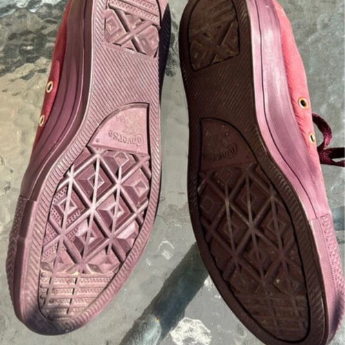 Converse athletic shoes burgundy size 39 like new