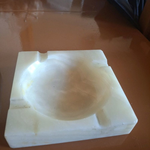 Alabaster ashtrays like new