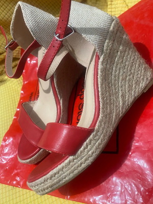 Shoes red platform sandals like new, size 39