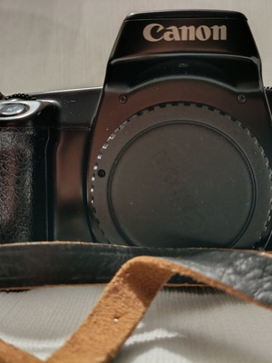 Canon EOS 1000F body with Sunpak flash used