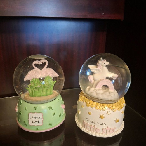 Decorative wind-up snow globes like new with unicorn and flamingo 16 cm