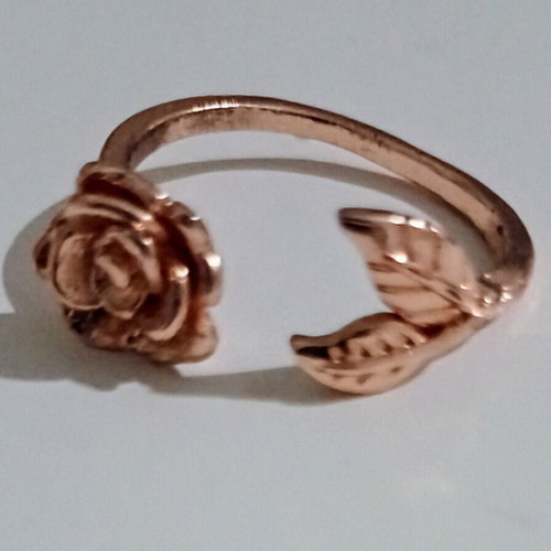 Rose-shaped ring gold rosegold color like new