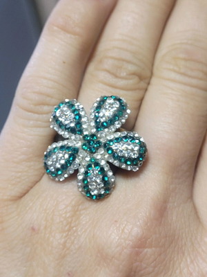 Daisy ring with stones adjustable, like new