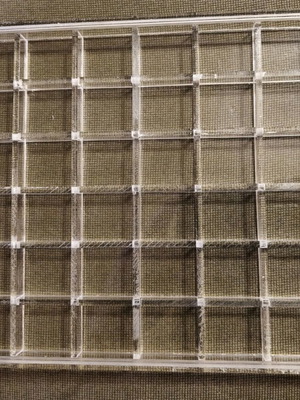 Plexiglass πρακτική θήκη 48 θέσεων σαν καινούργιο με συρόμενο καπάκι