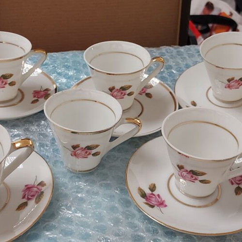 Vintage coffee cups set with 5 cups and 5 saucers, like new, one broken