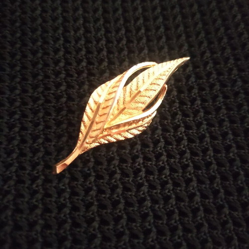 Vintage leaf-shaped brooch like new, gold tone