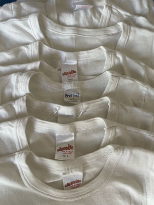 Πακέτο παιδικά φανελάκια σαν καινούργια 9 τεμάχια με δώρο 8 ζευγάρια κάλτσες