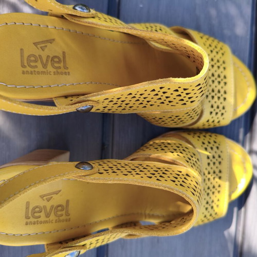 Level Anatomic women's anatomical yellow leather sandals size 37 like new